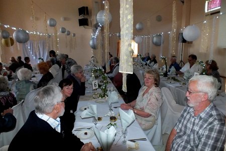 ‘n Gesellige oomblik tydens ‘n geselligheid van Seniors Burgers in Gansbaai AGS-gemeente se saal